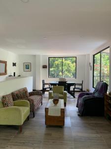 Khu vực ghế ngồi tại El Regalo Finca Hostel