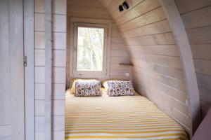 Ένα ή περισσότερα κρεβάτια σε δωμάτιο στο Le Chalet dans les Près