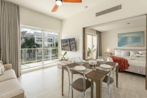 Khu vực ghế ngồi tại Beach Haven 1BDR Condo Paseo Playa Coral - 305