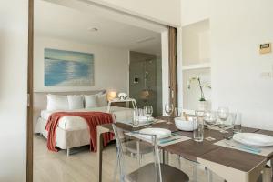 Giường trong phòng chung tại Beach Haven 1BDR Condo Paseo Playa Coral - 305 +63 ảnh