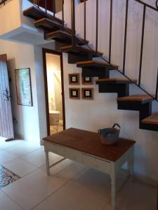 een kamer met een tafel en een trap met een kom erop bij Chalé Colibri in Palmeiras