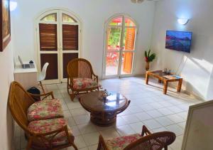 サメにあるHermosa Casa de 3 pisosのテーブルと椅子のあるリビングルーム