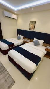 a room with two beds in a room with at اختيار السائح للشقق المخدومة in Jazan