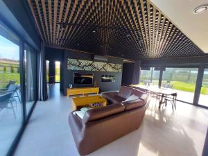 een woonkamer met een bank en een tafel bij Dom w czerni in Górniki