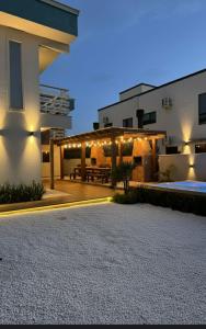 einen Hinterhof eines Hauses mit einer Terrasse in der Unterkunft Pousada Aloha Pinheira in Palhoça