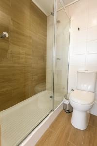 un baño con ducha y WC en la cuidad en las alturas, en Concepción