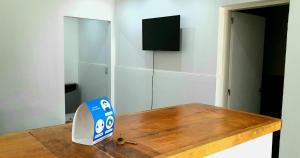 Departamento en El Calafate para dos personas في إل كالافاتي: طاولة خشبية عليها علامة