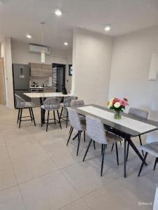 Η κουζίνα ή μικρή κουζίνα στο Splendid Mountains View Three Bedroom Apartment