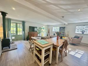 ein Wohnzimmer mit einem Tisch und einem Sofa in der Unterkunft Charming Dog-Friendly Guesthouse in Sidbury