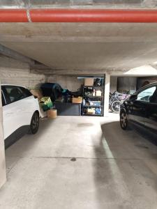 T2 Cosy spacieux Balneo Sauna Parking Noel في ستراسبورغ: مرآب به سيارتان متوقفتان فيه
