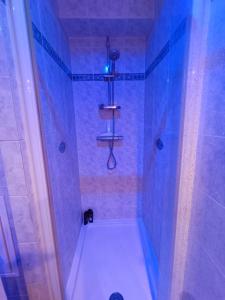 T2 Cosy spacieux Balneo Sauna Parking Noel في ستراسبورغ: حمام مع دش مع حوض استحمام أبيض +20 صورة