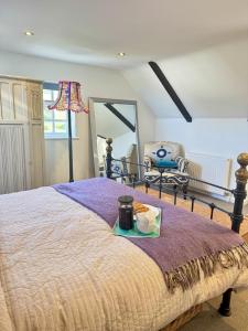 ein Schlafzimmer mit einem Bett, auf dem ein Tablett mit Essen steht in der Unterkunft Charming Dog-Friendly Guesthouse in Sidbury