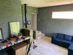 een wachtkamer met een blauwe stoel en een tafel bij Las estrellas in Las Tapias
