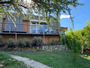 een huis met een balkon aan de zijkant bij Las estrellas in Las Tapias