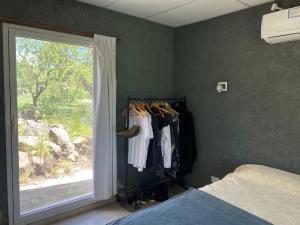 een slaapkamer met een raam en een kast met kleding bij Las estrellas in Las Tapias