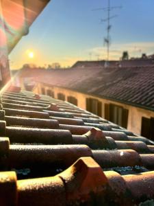 Η ανατολή ή δύση του ηλίου όπως φαίνεται από αυτό το διαμέρισμα ή από εκεί κοντά