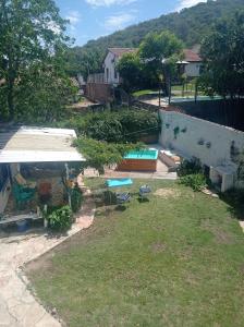 an aerial view of a yard with a swimming pool at Casita Meraki Duplex para 3 personas in Villa Carlos Paz