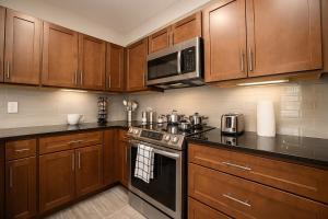 Spacious Downtown Sq Stadium, Casino, R&R HoF! في كليفلاند: مطبخ مع خزائن خشبية وفرن موقد