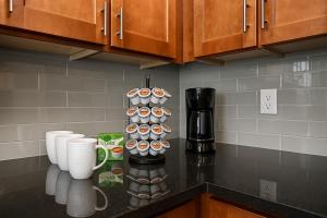 Spacious Downtown Sq Stadium, Casino, R&R HoF! في كليفلاند: طاولة مطبخ مع رف من الكب كيك