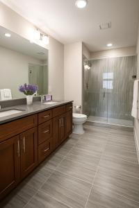 Spacious Downtown Sq Stadium, Casino, R&R HoF! في كليفلاند: حمام مع حوض ومرحاض ودش +19 صورة