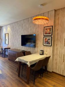 TV a/nebo společenská místnost v ubytování Lux Apartment in Dreamland Oasis