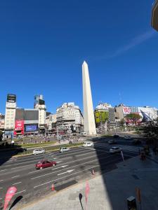 Obelisco Buenos Aires في بوينس آيرس: موقف سيارات مع نصب واشنطن التذكاري في الخلفية