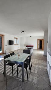 - un salon avec une table de ping-pong et un canapé dans l'établissement Appartamento da Nonna Anna, à Montagna in Valtellina