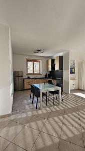une cuisine avec une table et des chaises dans une pièce dans l'établissement Appartamento da Nonna Anna, à Montagna in Valtellina 3 autres photos