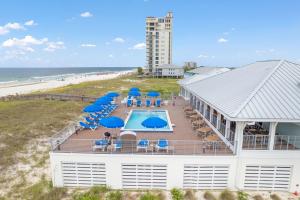 una vista aerea di un edificio con piscina e spiaggia di Serenity on Sable a Perdido Key