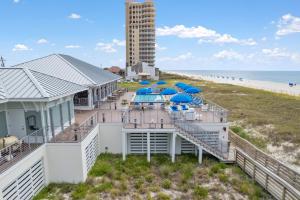 una vista della spiaggia dal balcone di una casa sulla spiaggia di Serenity on Sable a Perdido Key