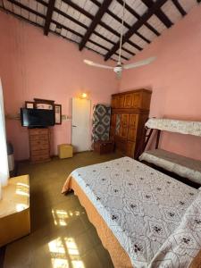 Pochito في كولون: غرفة نوم مع سرير وتلفزيون بشاشة مسطحة