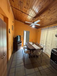 Pochito في كولون: غرفة طعام مع طاولة ومروحة سقف
