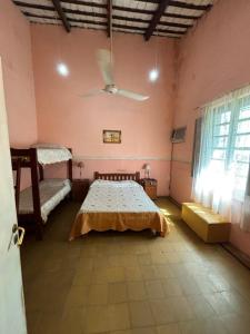 Pochito في كولون: غرفة نوم بسرير في غرفة وردية