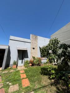 Pochito في كولون: بيت ابيض وفيه شجره في الساحه