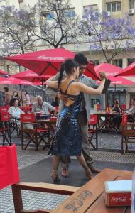 Obelisco Buenos Aires في بوينس آيرس: رجل وامرأة يرقصان على المسرح