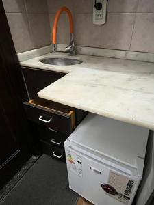 una cocina con fregadero y encimera en Obelisco Buenos Aires, en Buenos Aires 5 fotos más