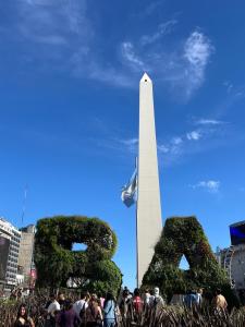 Obelisco Buenos Aires في بوينس آيرس: حشد من الناس يقفون حول نصب واشنطن التذكاري