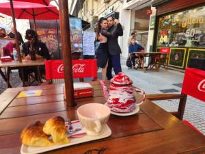 Obelisco Buenos Aires في بوينس آيرس: طاولة عليها إبريق شاي وفنجان قهوة ومعجنات +5 صور