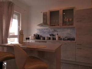 Η κουζίνα ή μικρή κουζίνα στο Neu gebaut - Modern - Apartments - Boardinghouse Weiße Taube