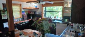 Kuchyň nebo kuchyňský kout v ubytování Tree House