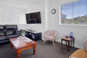 Khu vực ghế ngồi tại Seaview Sanctuary - Tindalls Beach Holiday Home