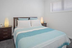 Giường trong phòng chung tại Seaview Sanctuary - Tindalls Beach Holiday Home