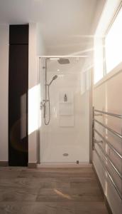 Phòng tắm tại Seaview Sanctuary - Tindalls Beach Holiday Home