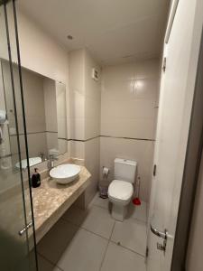 Un baño de Monoambiente a 400 metros de la playa 6 fotos más