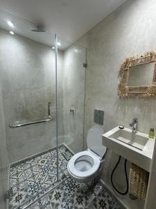 Phòng tắm tại Waves Hunter Surf House