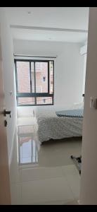 een witte kamer met een bed en een raam bij Ponta do Sol "A Boa Vida" in Ponta do Sol +42 foto's