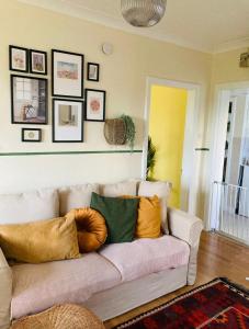 ロスコモンにあるHarmony Houseのリビングルーム(ソファ、枕付)