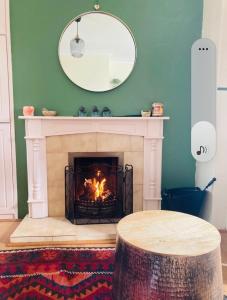 ロスコモンにあるHarmony Houseのリビングルーム(鏡付きの暖炉付)