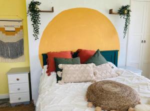 ロスコモンにあるHarmony Houseのベッドルーム1室(アーチ型のヘッドボード付きのベッド1台付)