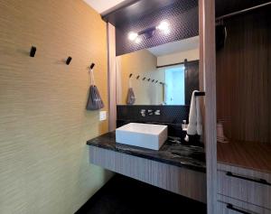 O baie la Mahala - 21 and Over +12 fotografii